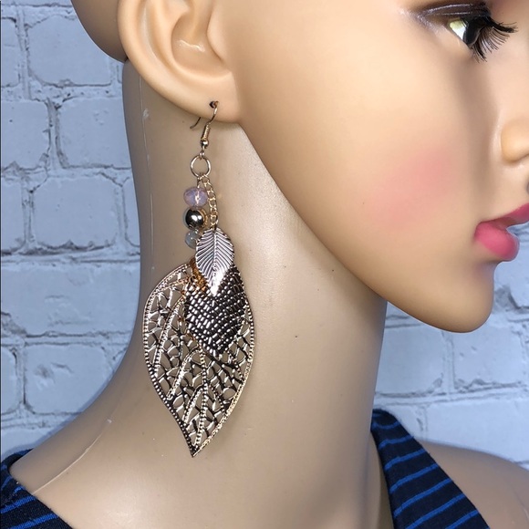 New!! Beautiful Leaf Dangle Earrings. Gold Tone. - Picture 2 of 3